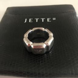Ich verkaufe einen Ring von Jette Joop 
(Versand kommt noch dazu )