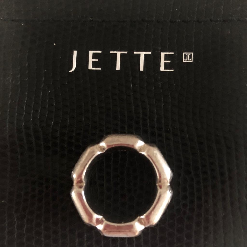 Ich verkaufe einen Ring von Jette Joop
(Versand kommt noch dazu )