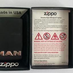 Neues Matt schwarzes Zippo Feuerzeug mit glänzend vernickelten MAN Einzelbuchstaben in Original Zippo Einzelverpackung. Ohne Brennstoff.