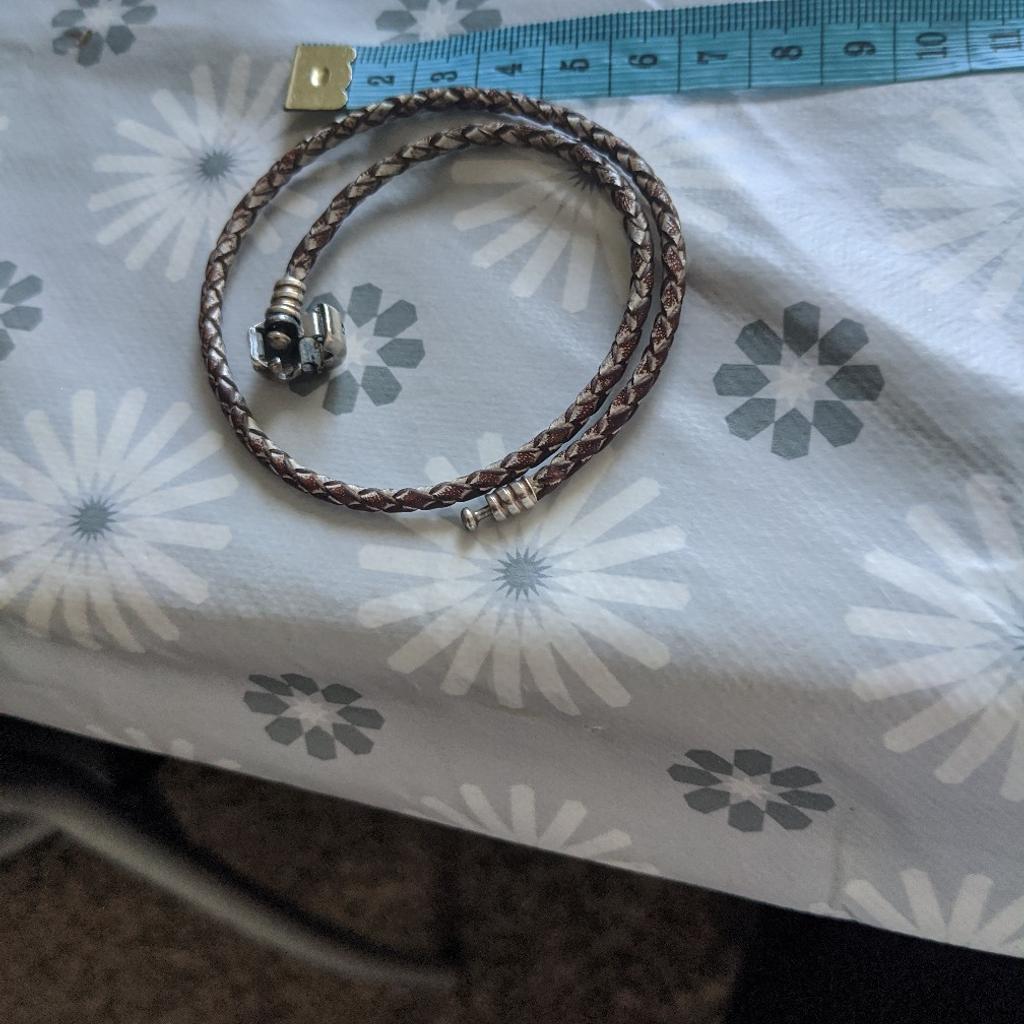double woven leather bracelet Pandora original. size small
34cm
