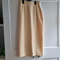 beautiful skirt, fully lined with back split
clean and smoke free
hardly worn