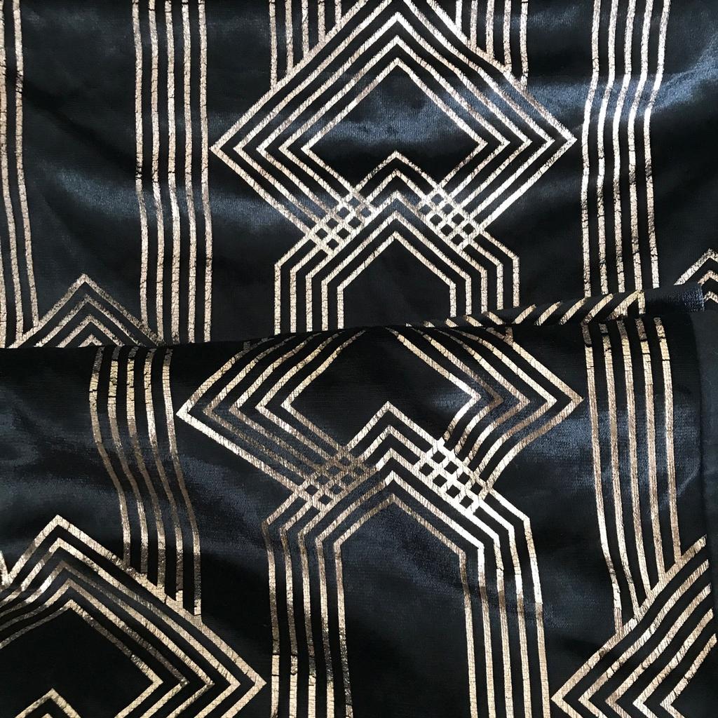 Double bedding set
Quilt cover
2 pillowcases
1 cushion
Black with gold
Like new