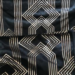 Double bedding set
Quilt cover
2 pillowcases 
1 cushion
Black with gold 
Like new