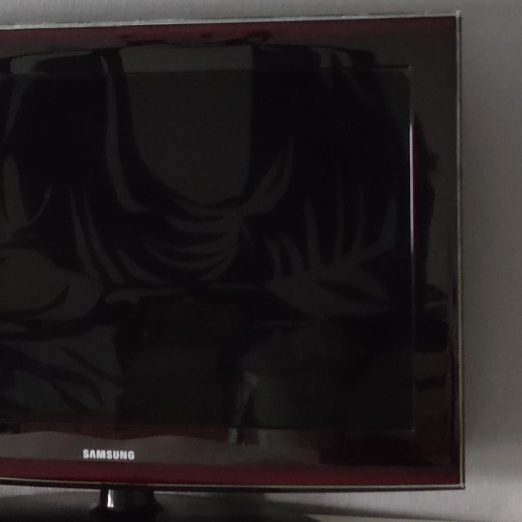 Im Angebot ein SAMSUNG TV 32 Zoll. Der Rahmen ist leicht rot, siehe Bilder. Voll funktionsfähig. Mit Fernbedienung.