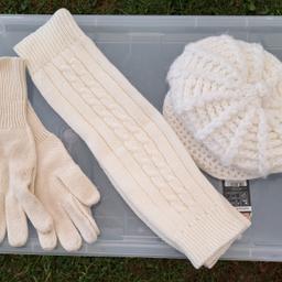Damen Strick Set
- 1 Kappe 
- 1 paar Stutzen 
- 1 paar Handschuhe 

Ideal für Herbst/Winter 
Siehe Foto 🙃