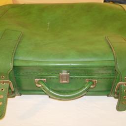 Vintage- Koffer, ca. 20*44*63cm. Gebrauchter Zustand mit Gebrauchsspuren ( siehe Fotos). Abholung in der Neckarstadt, Nähe Haltestelle Bonifatiuskirche.