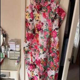 Floral summer dress by quiz
Good condition
Size 16