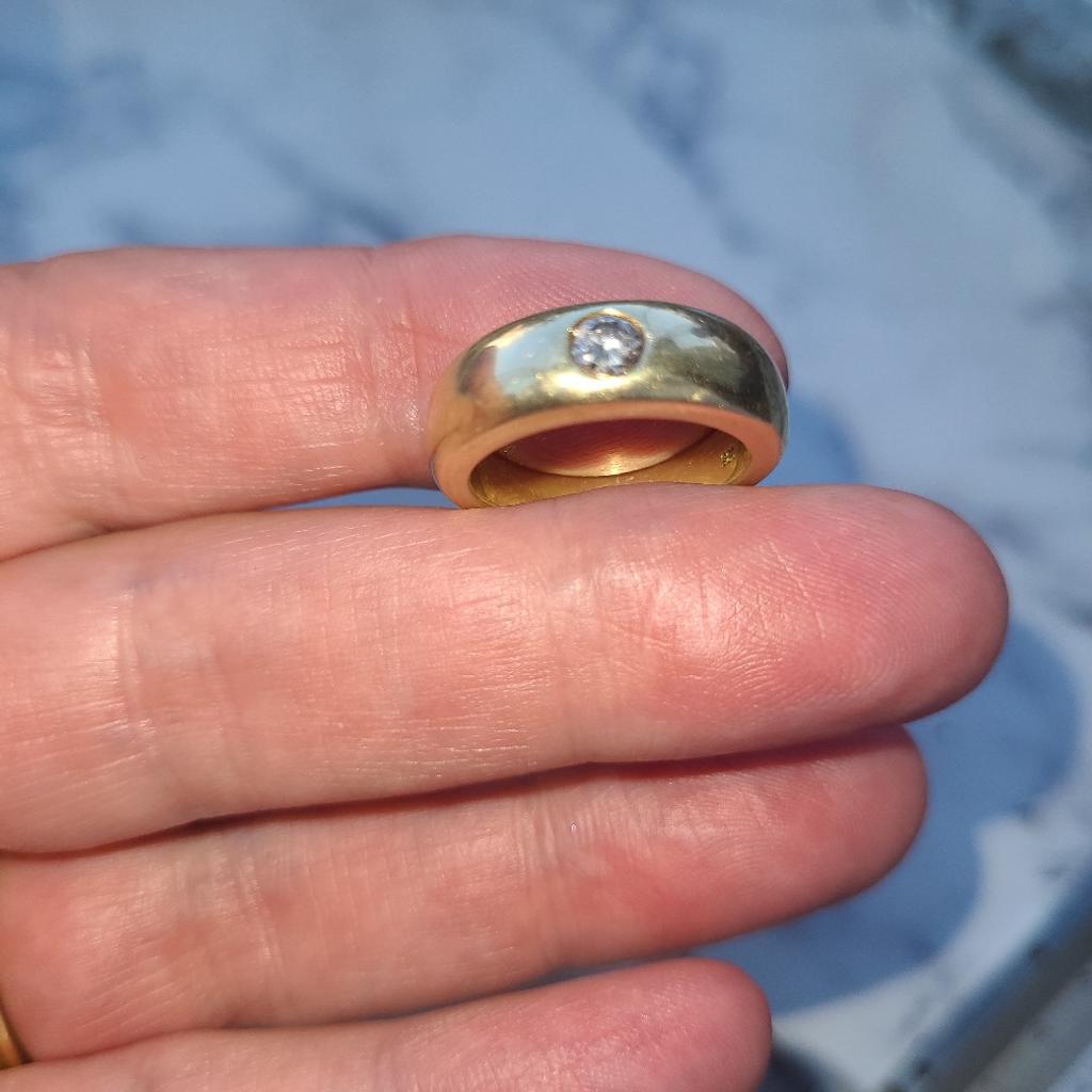 Der Ring ist schon sehr alt..ein massiver Ehering mit grossen eingearbeiteten Diamant..Super chic er wiegt 11.3 gramm..grösse ca 18..gerne persönliche Abholung es ist ein absoluter Festpreis
Da ich ja ziemlich schlecht bewertet wurde..Bitte nur Abholung