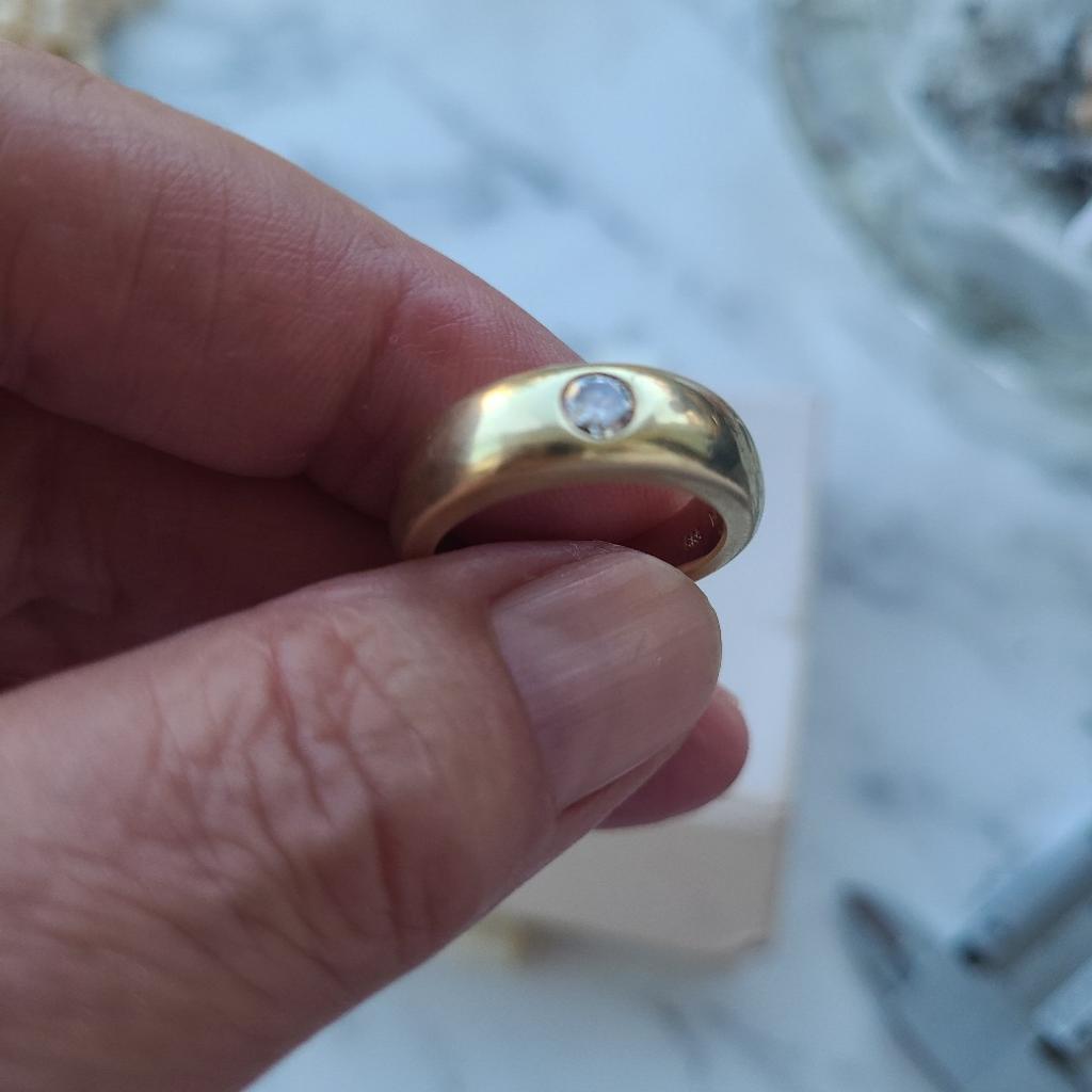 Der Ring ist schon sehr alt..ein massiver Ehering mit grossen eingearbeiteten Diamant..Super chic er wiegt 11.3 gramm..grösse ca 18..gerne persönliche Abholung es ist ein absoluter Festpreis
Da ich ja ziemlich schlecht bewertet wurde..Bitte nur Abholung