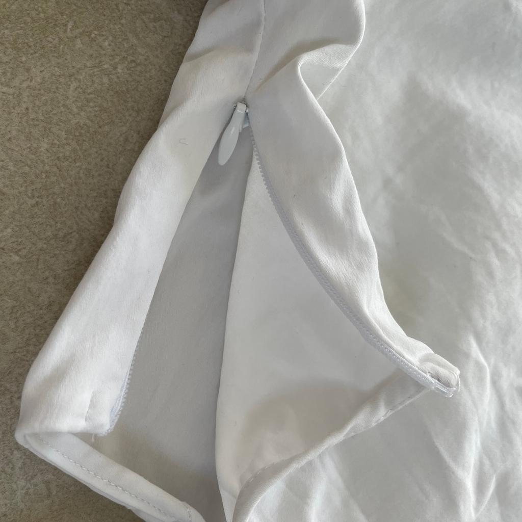 •• KEIN TAUSCH ••

- süßes weißes Kleid von Zara bestehend aus Rock und Oberteil, welche mit einer Gummi-Schnürung verbunden sind. Dadurch ist unterhalb der Taille die Haut sichtbar.
- Reißverschluss am Oberteil
- Größe S
- keine Gebrauchsspuren
- zzgl. Versand