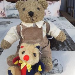 Teddybär mlt Lederhose, Hemd und Rucksack, ca.25 cm groß,
den kleinen Teddybär gibt es gratis dazu.
+Versandkosten