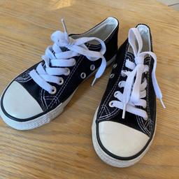 Neu und ungetragen. Schuhe für schmale Füße, waren unserem Sohn zu eng. Ohne Originalverpackung abzugeben.