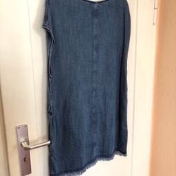 Zum Verkauf steht dieses Denim Minikleid aus 100% Lyocell Größe 40
Verwaschenes Jeansblau mit Taschen seitlich 
Unten ausgefranst