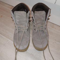 grey/taupe ankle lace up boots in the style of timberland wrangler etc.hardly worn son has out grown.id say these are unisex.good for putting with jeans or a cheap pair of dog walking boots.size4/37

collection only cm15 8lt or rm12 6ed