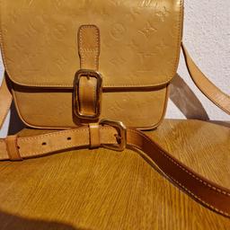extravagante originale Damenhandtasche von Louis Vuitton. Kaum benutzt, wie neu. Lack-Leder Optik. Bei weiteren Fragen 0676 37 44 305. Selbst abholen