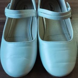  Schuhe für Mädchen in weiß. Größe 35.
Am Tag der Erstkommunion 3 Std. getragen. Keine Gebrauchsspuren.