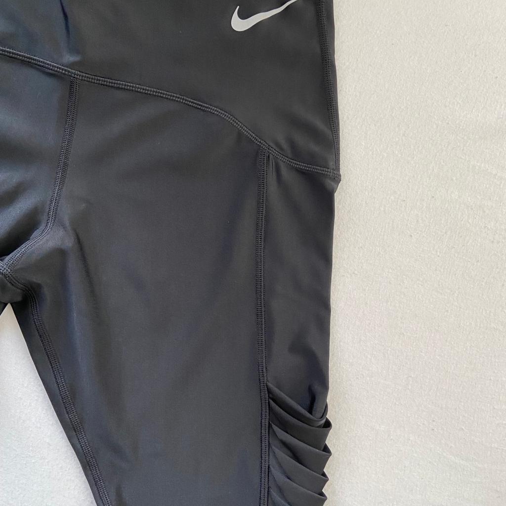 Nike Running Sporthose - ungetragen !
Gebe sie weg, da sie mir zu eng ist (war auch ein Geschenk)