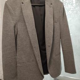 Zara men smart casual beautiful light grey blazer size small, worn 2/ 3 times smoke free and pet free house, a beautiful purchase excellent condition ideal for weddings, work or casual