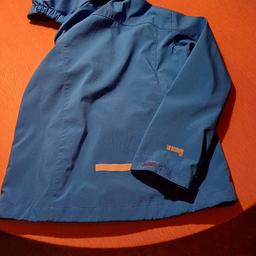 Kinder Jacke Gr 140
Farbe blau mit Neon gelb
Kapuze abnehmbar Marke McKinley
SELBSTABHOLUNG