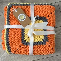 Handmade Chunky blanket Made of orange, yellow and grey thick yarn
The blanket is ultra soft, thick, and warm.
Size: width 83x83cm
Material: polyester 100%

Washing Instructions: machine washable at 30/gentle wash
100% brand new and made by me.

Note:
Please allow 1-2cm (0.39"-0.79") difference due to manual measurement and slight color variation for different display setting. Thank you for your understanding, nice day.