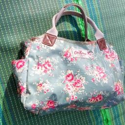 Cath Kidston Handbag Tote Bag Jade Floral Kensington Rose

Handbag Tote Bag
Jade Floral Kensington Rose
Oil Cloth
Height 8"
Width 14.5"
Depth 5"
Very good condition.

Local collection preferred from a safe spot, Tesco Express Tulketh Mill PR2 2BT. Protects both seller & buyer.

Sadly scammers sending me links & false payments screen shots is simply not gonna work. Life is too short, so kindly respect my wishes.

Genuine buyers, I am sure you understand my position & humblest of apologise for saying above. Feel free to roam my virtual 'stall', as a three year plan to emigrate to a warmer country.