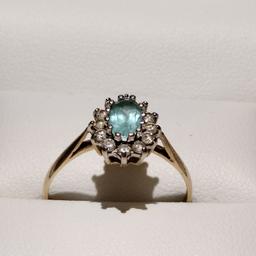 Ladies 9ct Gold Ring.
Aquamarine surrounded by Clear stones.
Approx Size O.
Excellent Condition.
Fully Hallmarked.
Postage Available When Paying Bank Transfer or PayPal Family and Friends.