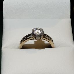 Ladies 9ct Gold Ring.
Excellent Condition.
Approx Size M.
Fully Hallmarked.
Postage Available when paying Bank Transfer or PayPal Family and Friends.