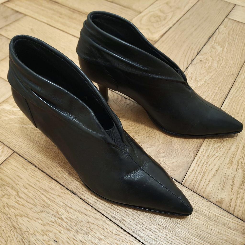 Wunderschöne, stylische schwarze Ankleboots / Stiefeletten / Halbschuhe / Booties / Hochfront-Pumps der Qualitätsmarke „Tamaris“ in Größe 38. Diese Schuhe in modisch spitzem Design sind aus schwarzem echtem Leder gefertigt. Auch das Innenfutter besteht aus Echtleder. Mit ihrem schlanken Absatz in einer angenehmen Höhe von 6 cm und dank der rutschfesten Gummisohle sind diese Schuhe sehr bequem und absolut alltagstauglich. Sie können praktisch zu jedem Outfit kombiniert werden – zu Hosen und Röcken und egal ob casual oder elegant. Die Ankleboots haben vorne in der Mitte eine raffinierte Aussparung mit einem eingearbeiteten Gummibund, der das Anziehen erleichtert. Die Schuhe sind getragen und weisen Gebrauchsspuren auf, sind aber in einem guten Zustand.

Größe: 38
Absatzhöhe: 6 cm
Material: Echtleder
Farbe: schwarz

Bitte auch meine anderen Angebote anschauen und Porto sparen.
Es stehen noch viele weitere Schuhe zum Verkauf!