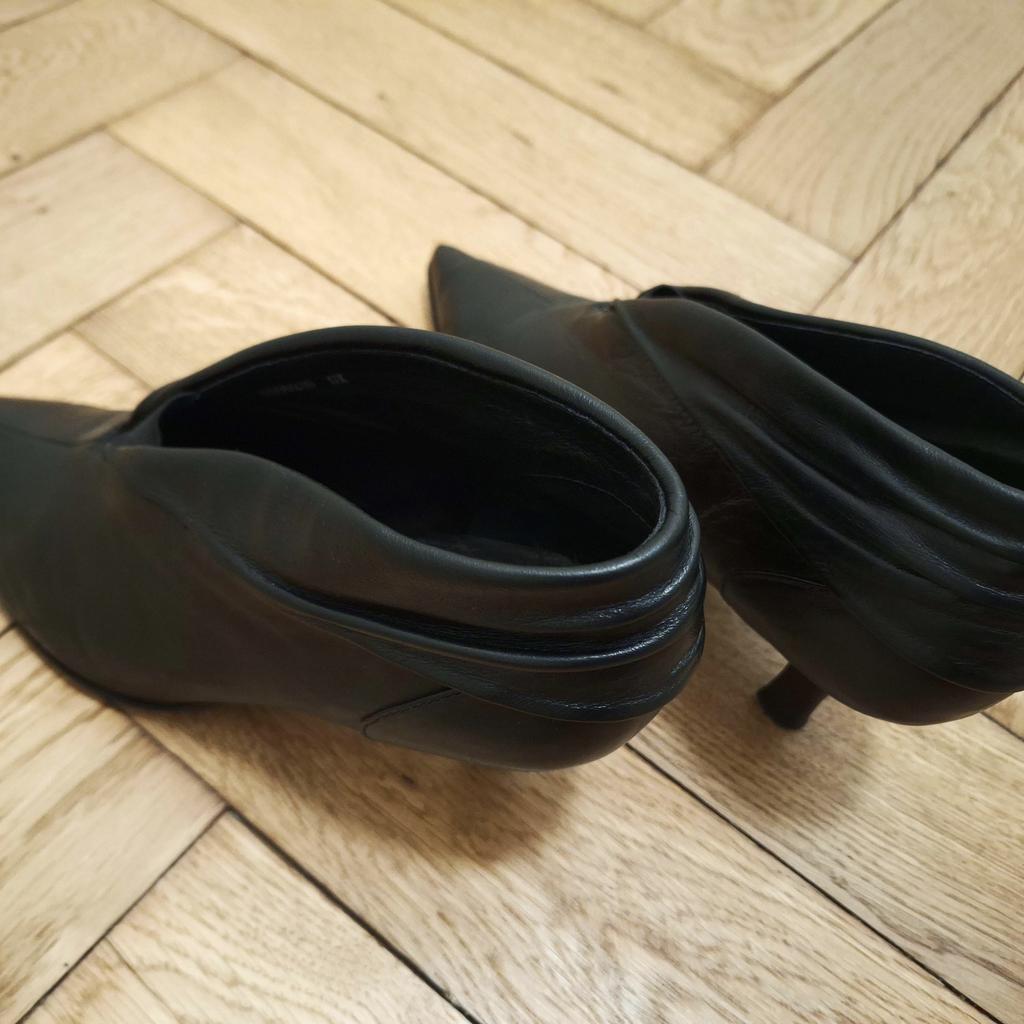 Wunderschöne, stylische schwarze Ankleboots / Stiefeletten / Halbschuhe / Booties / Hochfront-Pumps der Qualitätsmarke „Tamaris“ in Größe 38. Diese Schuhe in modisch spitzem Design sind aus schwarzem echtem Leder gefertigt. Auch das Innenfutter besteht aus Echtleder. Mit ihrem schlanken Absatz in einer angenehmen Höhe von 6 cm und dank der rutschfesten Gummisohle sind diese Schuhe sehr bequem und absolut alltagstauglich. Sie können praktisch zu jedem Outfit kombiniert werden – zu Hosen und Röcken und egal ob casual oder elegant. Die Ankleboots haben vorne in der Mitte eine raffinierte Aussparung mit einem eingearbeiteten Gummibund, der das Anziehen erleichtert. Die Schuhe sind getragen und weisen Gebrauchsspuren auf, sind aber in einem guten Zustand.

Größe: 38
Absatzhöhe: 6 cm
Material: Echtleder
Farbe: schwarz

Bitte auch meine anderen Angebote anschauen und Porto sparen.
Es stehen noch viele weitere Schuhe zum Verkauf!