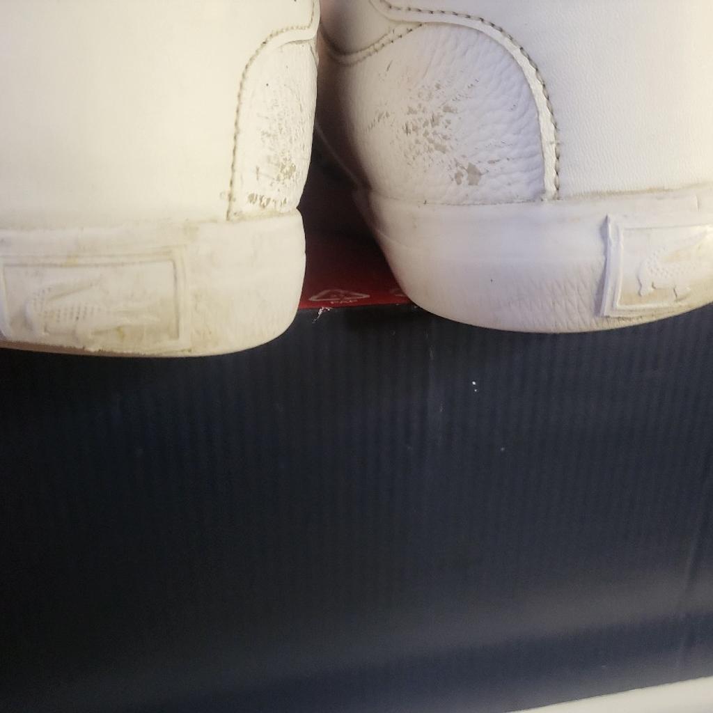 Hallo,
Ich Verkaufe Herren Laufschchuhen, von Eschtes Leder, Italienischen Marke "LACOSTE", das sind sehr gutem Qualität und Sportliche, (Farbe: Weiß; Große:43).

Sie sind sehr leicht wie bequeme sportlich zum Eintragen,
(daß Schuhe habe ich ca.2 Mal als probe kurz eingetragen, aber waren etwas zu enge, daswegen entschiede ich mit günstiger Preisen weitere zum verkaufen).
Dass Schuhe haben sehr leichtes gebrach Spuren, und sind in sehr gutes Zustand, genau wie in der Bilder Überzeugen kann, dass sicht sehr gut aus, (der neupreis in Laden ligt ca.47€), aber ich verkaufe Nur für 25€.).

Für mecha info gerne Beraten wir ann Ihren Fragen, Sie können private Angebote einschreiben, (oder mich am besten anrufen unter der Num.: 01796666761, wie auch per WatsApp).