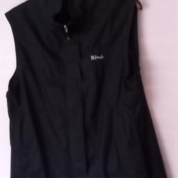 Pringle Black Golf Gilet Rainwear Size Small
Concealed pockets under flaps to limit rain soaking the contents.
Main central zip & velcro flaps.
