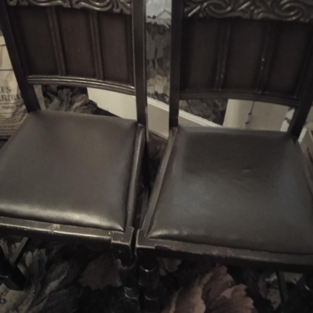 2 solid dark wood chairs.
Carved backs, turned legs.
ideal upcyle.
Good condition with some marks due to age.
£15Cash only buyer to collect.
please do not leave phone number requesting a call.
please only message via Shpock email.