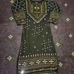 Ladies, beautiful black mirrored kurti with gold and white print on the front and back. chest size 36, length 43 inches long.
Worn a couple of times. In very good condition.