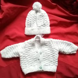 Hand knitted newborn hat & cardigan.

A lovely combination of colours given a speckled look.

Just knitted by my neighbour so helping out.