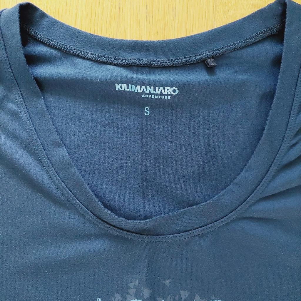 Ungetragenes T-Shirt Gr. S von Kilimanjaro, in Dunkelblau. Versand möglich. Aus tierfreiem nichtraucher Haushalt.