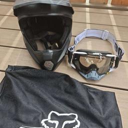 Fox Downhill MTB-Helm Rampage Comp Matt - Schwarz + Brille Racecraft Abyss Black Mirror Silver Lens

Helmgröße 61-62 cm