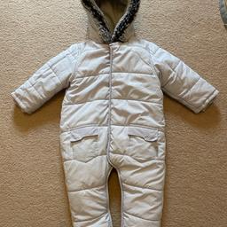 Looked after silver cross snowsuit 12-18 month
Very thick perfect for cold weather
Mittens and booties included
Pick up only please