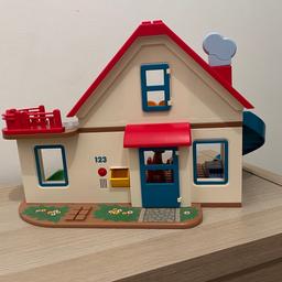 Playmobil Haus 123, mit Zubehör wie auf den Fotos 
Guter Zustand, sauber.
Klingel und Wc Spülung mit Ton.