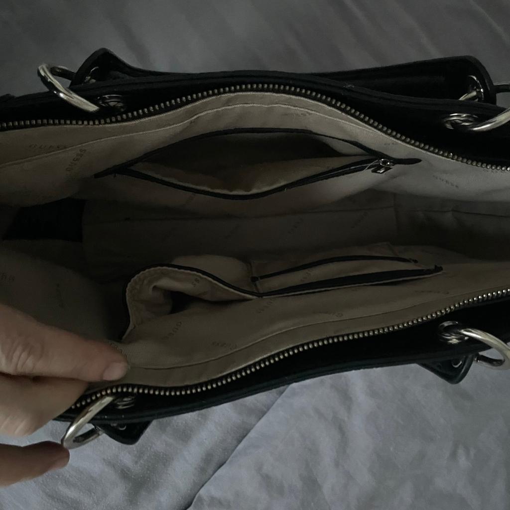 Hallo biette 2 mal getragene Guess Tasche in schwarz Neupreis war 155€.
Nichtraucher und Tierfreier haushalt!
Keine Rücknahme keine Garantie da privat verkauf.
Versand gegen Aufpreis möglich.