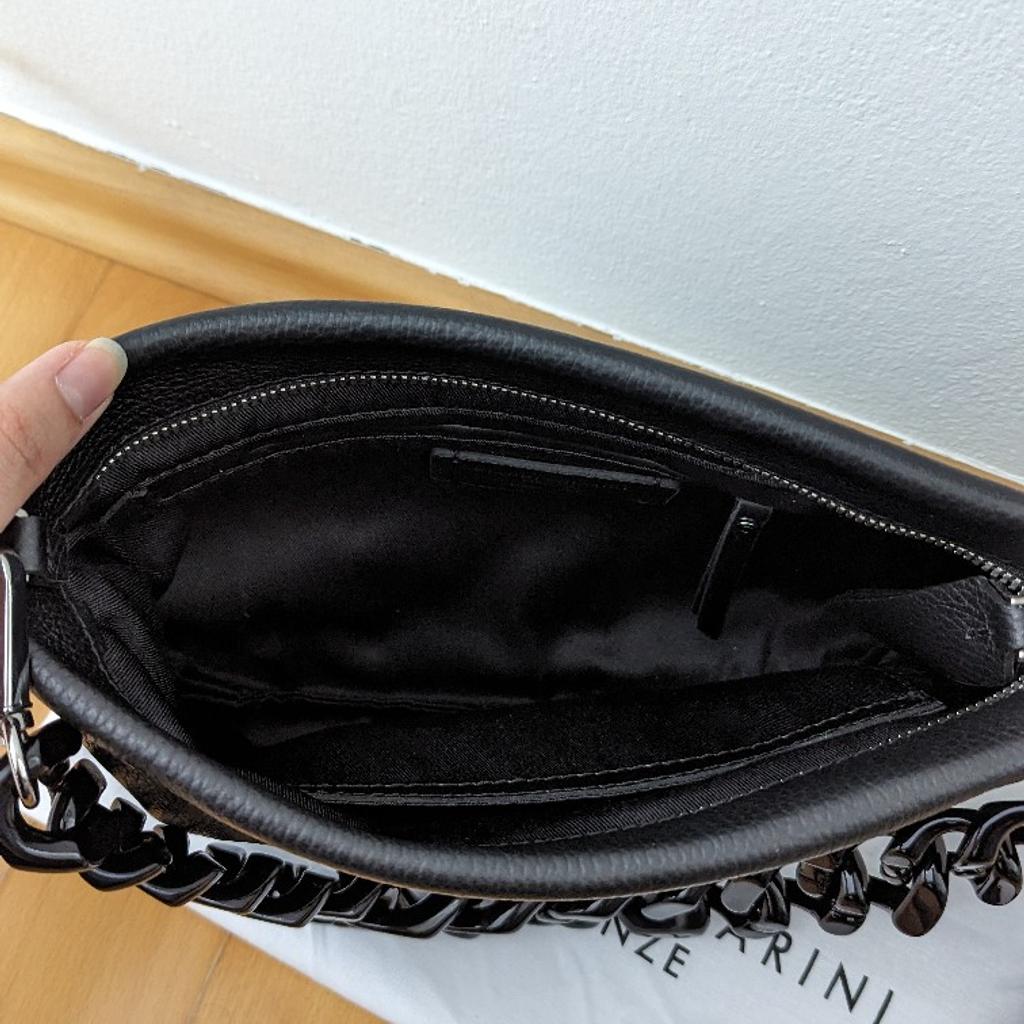 Nie getragene, kleine Handtasche mit Umhängegurt und Stoffschutztasche
Neupreis 145€

Nur Selbstabholung in Rankweil.
