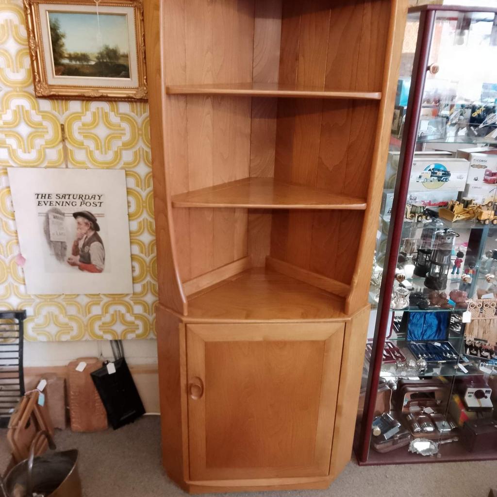 Ercol Windsor Corner Unit. Blonde Elm.
Grooved shelves for plates.
Great vintage condition. Couple of small marks. Please study all pictures carefully for condition and zoom in where necessary as these help form part of the description and help show true condition.
Size:
Full Height approx 179cm.