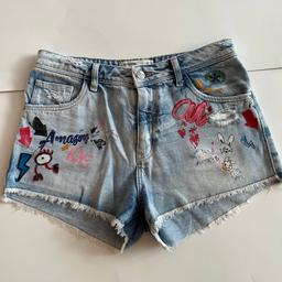 ZARA Jeans Shorts mit Print
Größe 36 
In sehr guten Zustand 
Keine Flecken