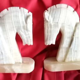 Vintage Agate Marble Horse Head Bookend, White Boho Office Decor (PAIR).
H15.5W6D10cm.
Each one weighs 860g.
Can be posted out for extra costs.


