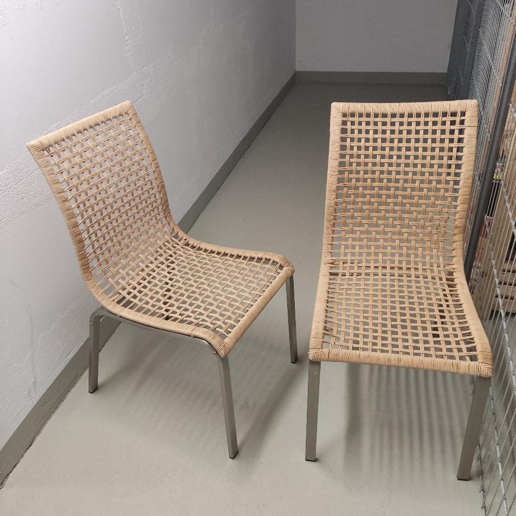 2 Stühle aus Rattan mit Metallbeinen