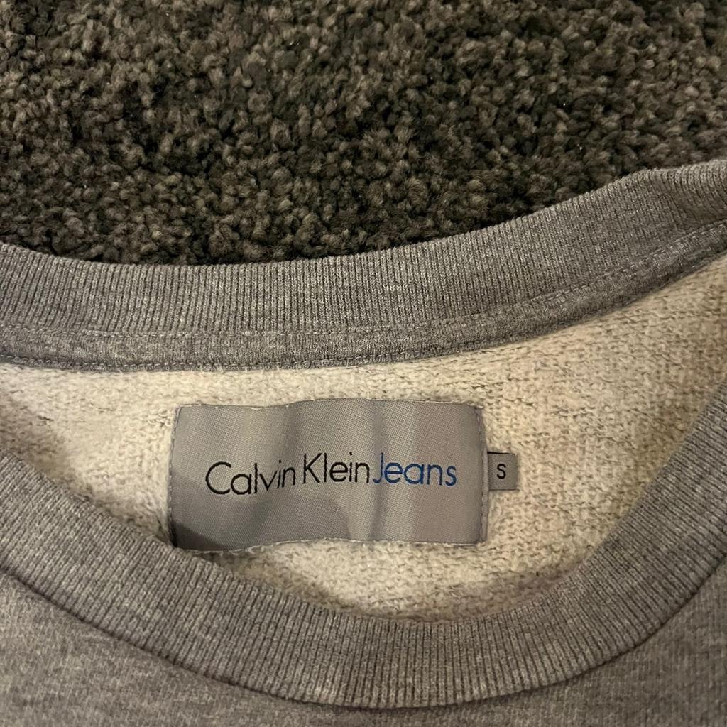 Wenig getragener Pulli von Calvin Klein
Gr S
Farbe grau