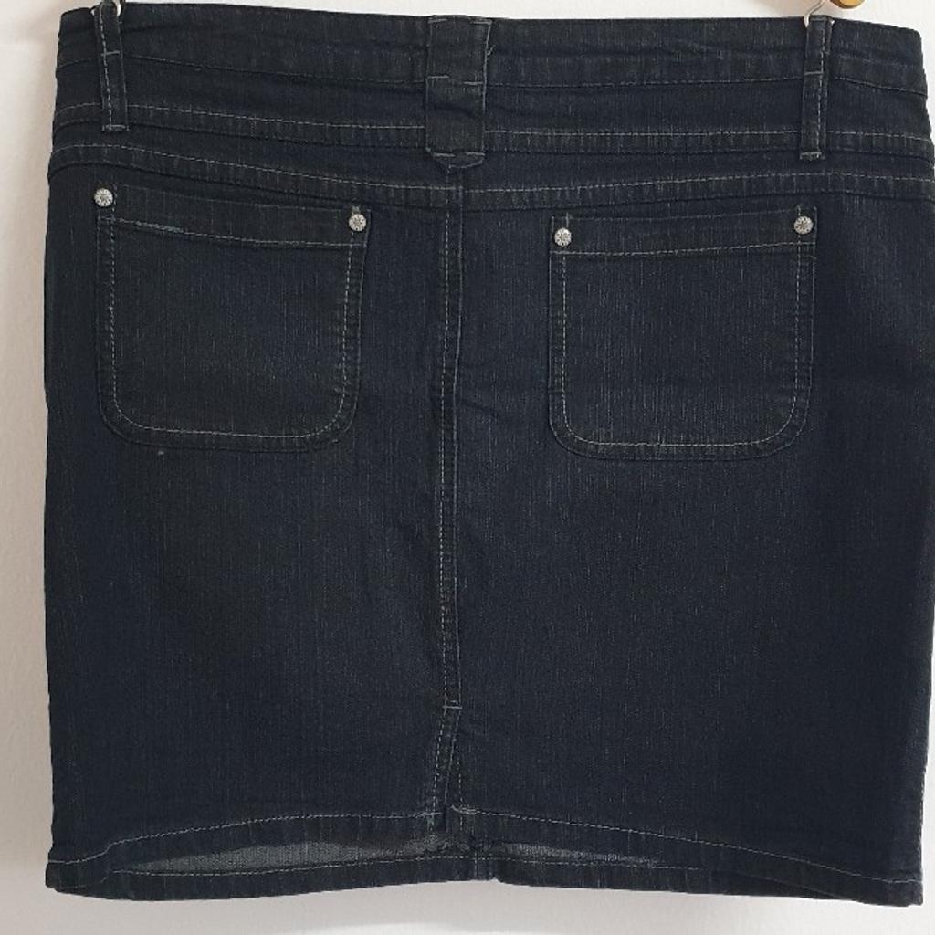 schöner schwarzer Jeans Rock
Neu
zu Schade um im Schrank zu liegen ,war ein Fehlkauf
Bundweite 46 cm
Rocklänge 45 cm
Taschen vorne und hinten
Zierknöpfe

Privatverkauf
kein Umtausch oder Rücknahme

Versandkosten übernimmt der Käufer