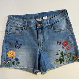H&M Kurze Jeans mit Print 
Größe 164
In sehr guten Zustand 
Keine Flecken