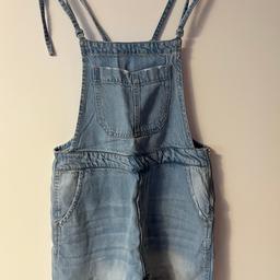 BERSHKA kurze Jeans Latzhose für Mädchen 
Größe 36
In sehr guten Zustand 
Keine Flecken