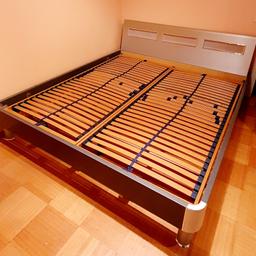Verkauft wird ein neuwertiges Doppelbett laut Fotos.

Maße:
Liegefläche: 180 x 200 cm
Liegehöhe: ca. 40 cm

Gesamtlänge: ca. 220 cm
Gesamtbreite: ca. 187 cm

Selbstabbau und Selbstabholung in 1210 Wien.
(Das Bett ist nicht zerlegt)