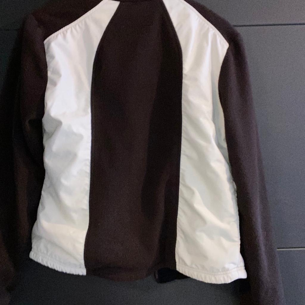 Sehr gut erhaltende Jacke der Marke Felix Bühler in dunkelbraun
Materialschild leider nicht vorhanden
Größe L, aber eher für S ausgestellt